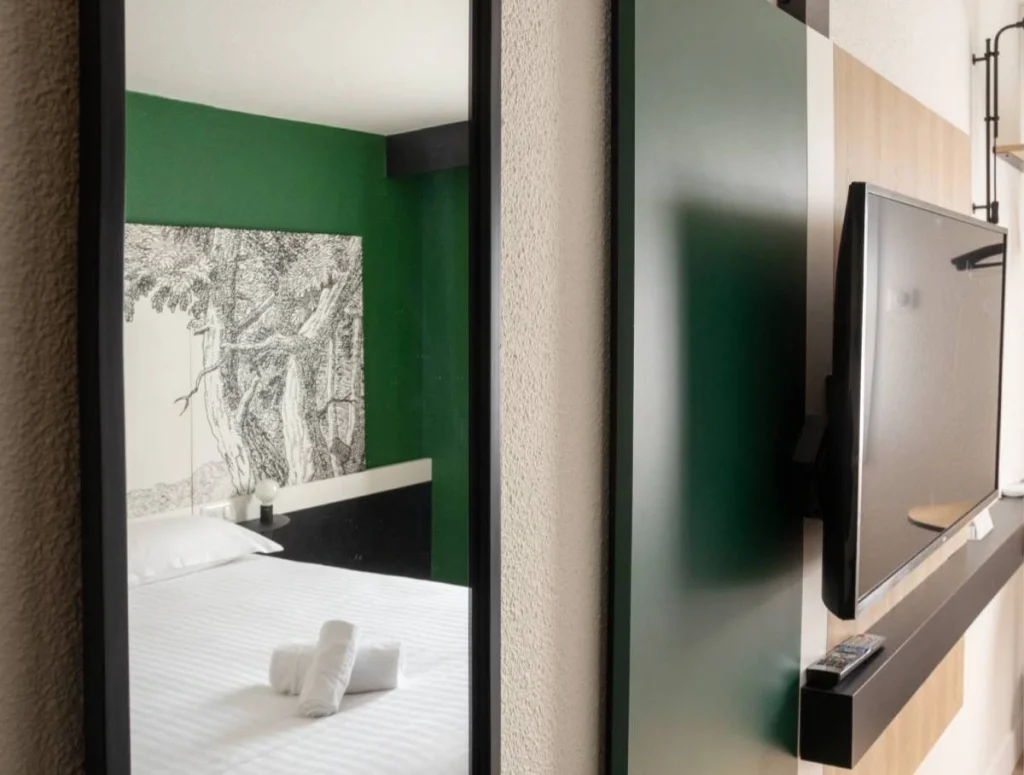 Chambres communicantes modernes de l’Hôtel Bordeaux Porte du Bassin avec lit double et décoration contemporaine.