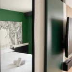 Chambres communicantes modernes de l’Hôtel Bordeaux Porte du Bassin avec lit double et décoration contemporaine.