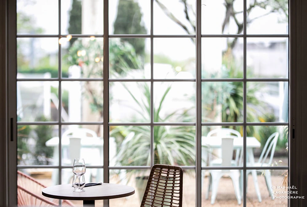 Vista exterior desde la sala del restaurante del Hôtel Bordeaux Porte du Bassin