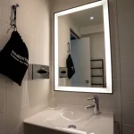 Lavabo et miroir rétroéclairé - Hôtel Porte du Bassin Bordeaux