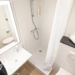 Salle de bain complète avec douche et WC - Hôtel Porte du Bassin Bordeaux