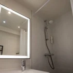 Salle de bain avec douche - Hôtel Porte du Bassin Bordeaux