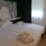 Bright triple room at Hotel Bordeaux Porte du Bassin with double bed and single bed