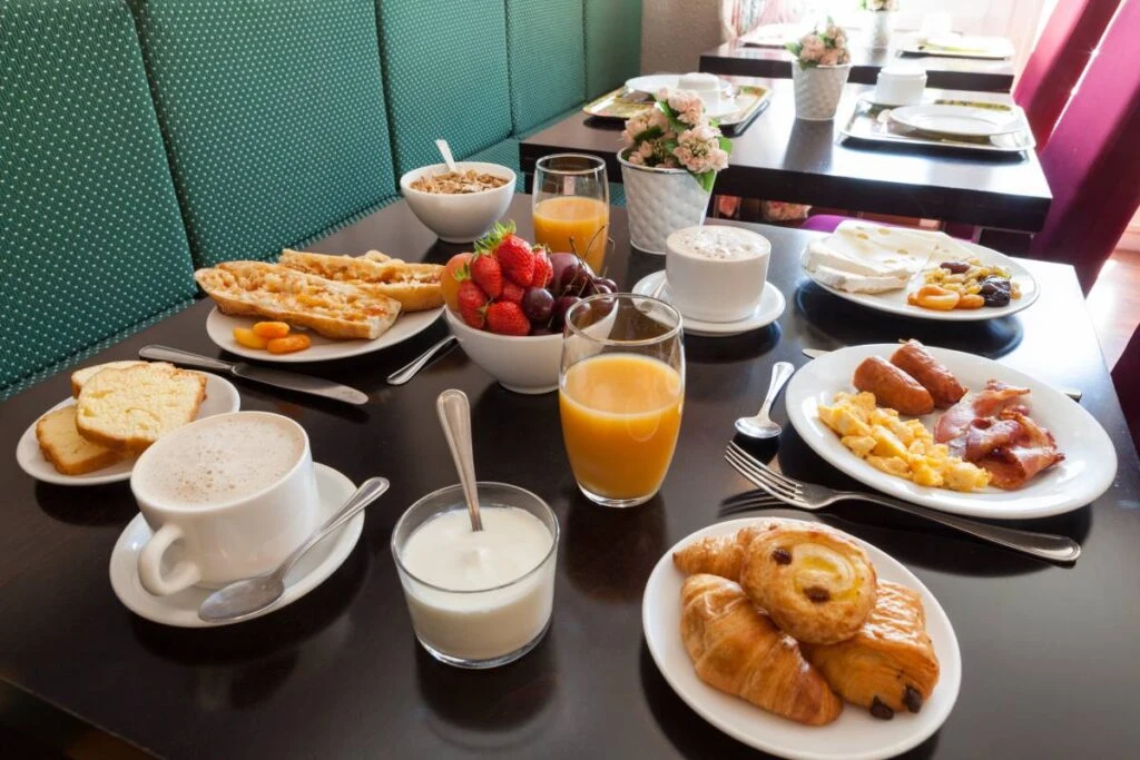 Desayuno buffet con bollería, bebidas calientes, zumos de frutas y platos salados en el Hôtel Bordeaux Porte du Bassin.