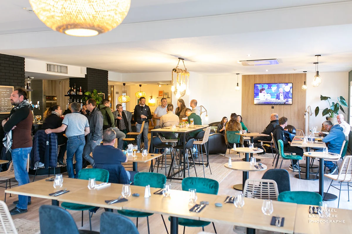 Bar et restaurant animé - Hôtel Porte du Bassin Bordeaux