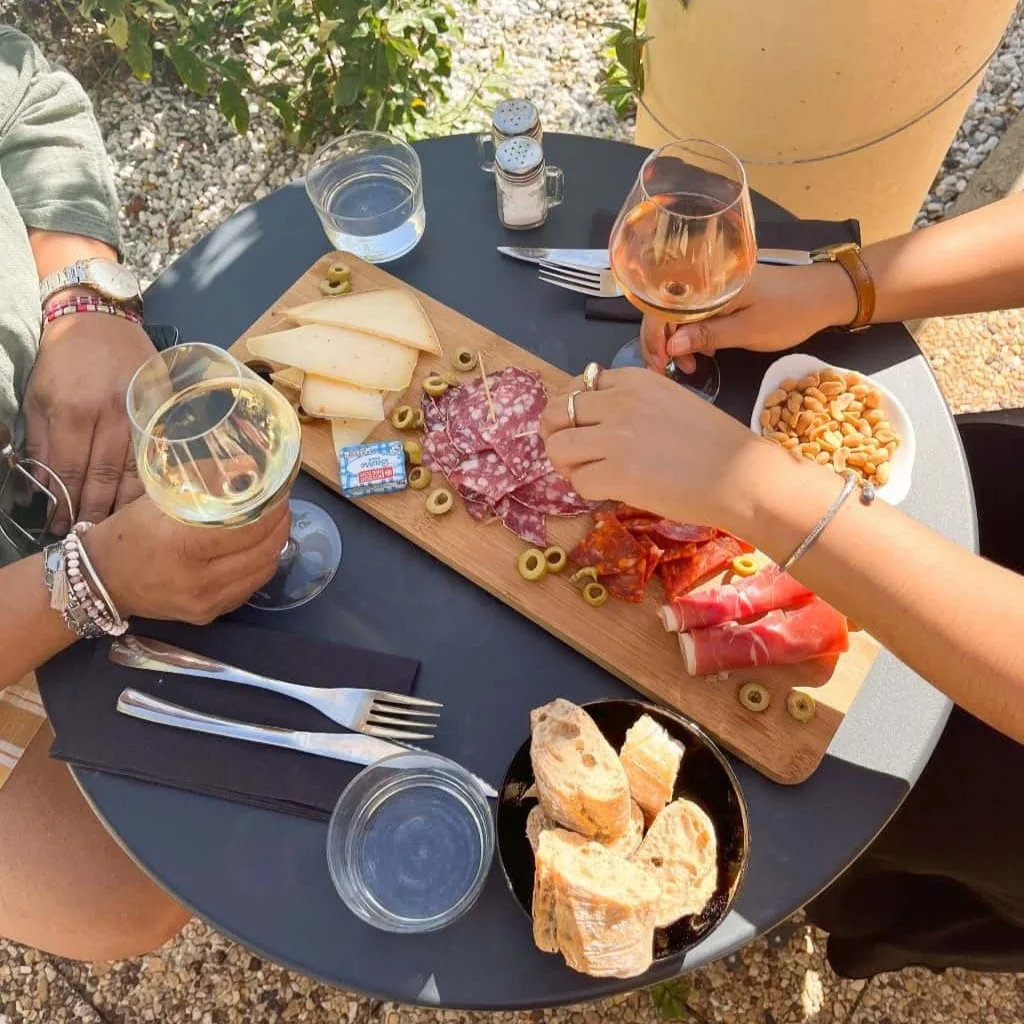 Planche apéritif charcuterie fromage en terrasse - Hôtel Porte du Bassin Bordeaux