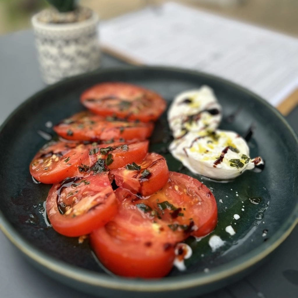Salade tomates burrata - Restaurant Hôtel Porte du Bassin Bordeaux