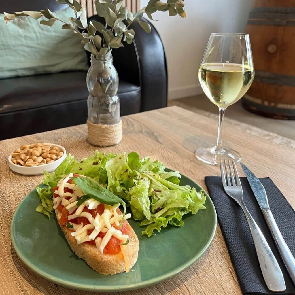 Tartine fromage tomate et salade verte - Restaurant Hôtel Porte du Bassin Bordeaux